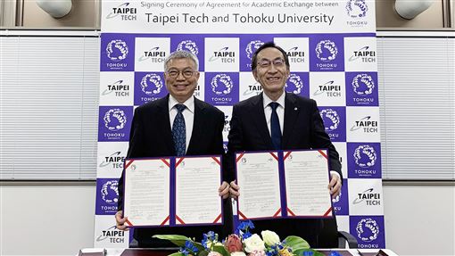 北科大與日本東北大學締結姊妹校為爭取更多國際頂尖大學的合作機會，台北科技大學校長王錫福（左）近日率團親赴日本，與日本東北大學締結姊妹校，雙方允諾持續推動學術與師生交流，並簽訂研究所以上的交換學生合作意向書，深化台日跨國研究合作情誼。圖右為日本東北大學校長大野英男。（北科大提供）中央社記者許秩維傳真  108年11月26日