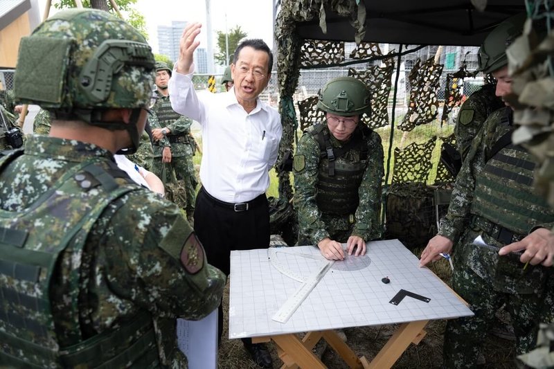 國防部長顧立雄(舉手者)12日赴大台北地區視導漢光42號實兵演習,期許大家共同將演訓經驗,轉化為守護國家安全堅實戰力。(國防部提供)中央社記者游凱翔傳真 115年8月12日