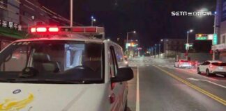台北天母驚傳當街砍人!酒醉男路過娃娃機店挑釁 持刀揮舞遭壓制逮捕 | 三立新聞網 | LINE TODAY