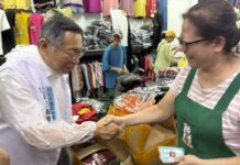 柯文哲陪艋舺服飾商圈掃街 洪文和挺吳怡萱推商圈數位轉型 – 自由時報