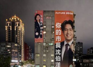 台北科技大樓站外沈伯洋巨幅廣告 網友驚呼「越夜越美麗」 | 自由電子報 | LINE TODAY